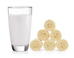 plátano y leche sobre fondo blanco