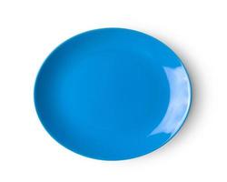 Placa de cerámica azul sobre fondo blanco. foto