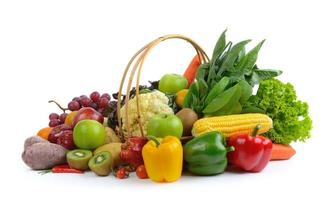 verduras y frutas sobre fondo blanco foto