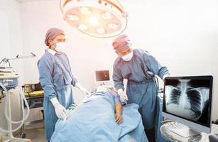 cirujano y asistente discutiendo juntos en el quirófano. concepto de cirugía y emergencia foto