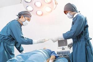 El asistente distribuye los instrumentos a los cirujanos durante la operación. concepto de cirugía y emergencia