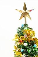 Cerca del árbol de Navidad con decoración de grandes estrellas sobre fondos blancos foto