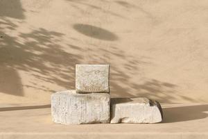 Pantalla de podio de piedra beige. plataforma para la presentación de la marca del producto cosmético. escena con sombra de sombrilla de fondo. Ilustración de renderizado 3D.