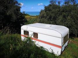 caravana abandonada en el campo foto