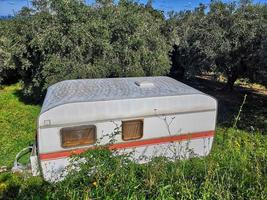 caravana abandonada en el campo foto