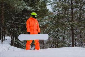 Snowboarder posando en el bosque de invierno foto