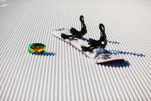 Equipo para hacer snowboard en una nueva nieve preparada.