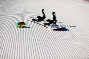 Equipo para hacer snowboard en una nueva nieve preparada. foto