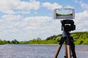 usando un teléfono inteligente como una cámara de fotos profesional en un trípode