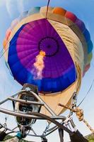 colorido globo de aire caliente en el cielo azul foto