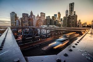 Vista de gran angular de Manhattan desde el puente de Brooklyn durante la puesta de sol