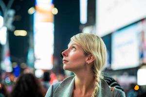 mujer en timesquare foto