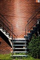 escaleras simétricas y pared de ladrillo