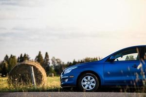 coche en una escena rural. foto