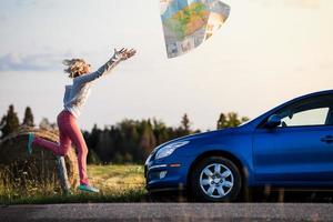 joven perdida perdiendo un mapa a causa del viento foto