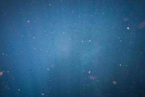 nube de peces en el océano azul profundo