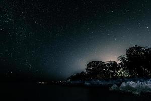 larga exposición nocturna de las estrellas. foto