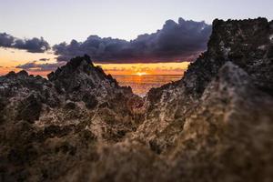 grandes rocas volcánicas en luces del atardecer en la isla de san andrés, caribe. foto