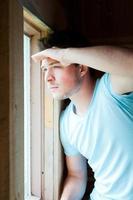 joven en la ventana foto