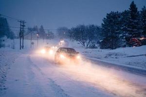 Blizzard en la carretera durante una fría noche de invierno en Canadá foto