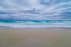 mal tiempo en la playa en vacaciones foto