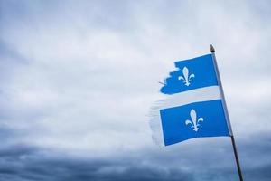 Metáfora con una bandera de Quebec rota y un cielo triste.