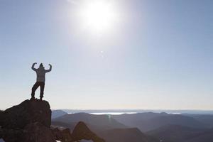 mujer victoriosa disfrutando del éxito de la cumbre de la montaña richardson foto