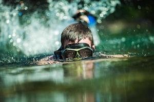 adulto joven, snorkel, en, un, río foto