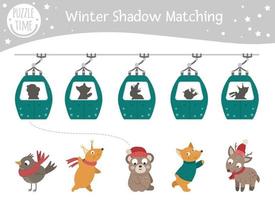 Actividad de combinación de sombras de invierno para niños con animales en funiculares. lindo divertido zorro sonriente, ardilla, pájaro, oso, ciervo. encuentra el juego de silueta correcto. vector