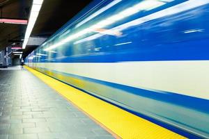 colorido tren subterráneo con desenfoque de movimiento foto