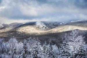 paisaje invernal desde la cima de la montaña en canadá, quebec foto