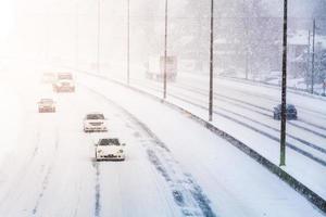 perturbadora luz del atardecer y tormenta de nieve en la carretera
