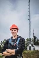 joven de pie con antecedentes de telecomunicaciones foto