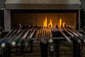 Soplando tuberías mantenidas calientes en el horno de propano. foto
