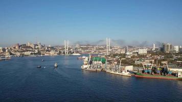 Vladivostok, Ryssland, flygfoto över havet, hamnen och fartygen. video