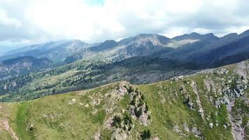 dronevlucht over de bergen op een mooie dag video