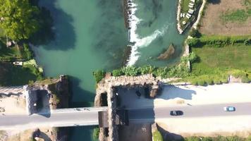 middeleeuws dorp aan de rivier van Borghetto video