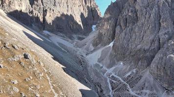 alpe di siusi avec le groupe de montagne sassolungo en arrière-plan video
