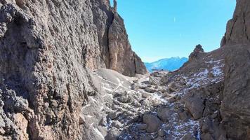alpe di siusi avec le groupe de montagne sassolungo en arrière-plan video