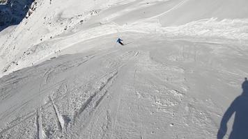 Mann Skifahren auf Neuschnee video