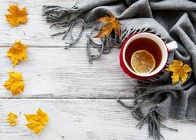 plano de otoño con taza de té y hojas foto