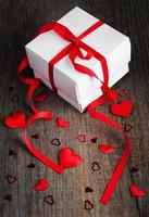 caja de regalo con corazones rojos