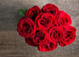 rosas rojas en una mesa foto
