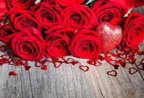 Red roses and hearts photo