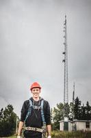 técnico de telecomunicaciones, hombre, en, uniforme, con, arnés foto