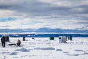 Choza de pesca con olor a hielo durante un frío pero soleado día de invierno en Quebec foto