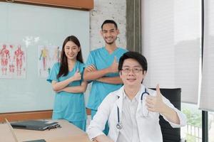 equipo de confianza en el cuidado de la salud, retrato de tres médicos jóvenes de etnia asiática en uniforme con estetoscopio, sonriendo y mirando a cámara en la clínica, personas con experiencia en tratamiento profesional. foto