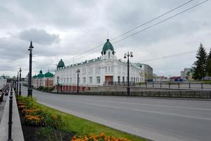 lyubinsky prospect, omsk, lenin street 12, el edificio fue construido en 1911. foto