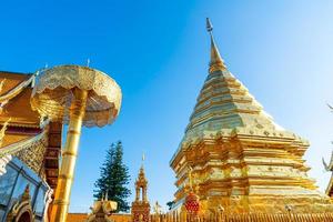 hermoso monte dorado en el templo de wat phra that doi suthep. foto