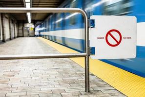 Metro en movimiento y desenfoque de movimiento con señal de interdicción de seguridad. foto